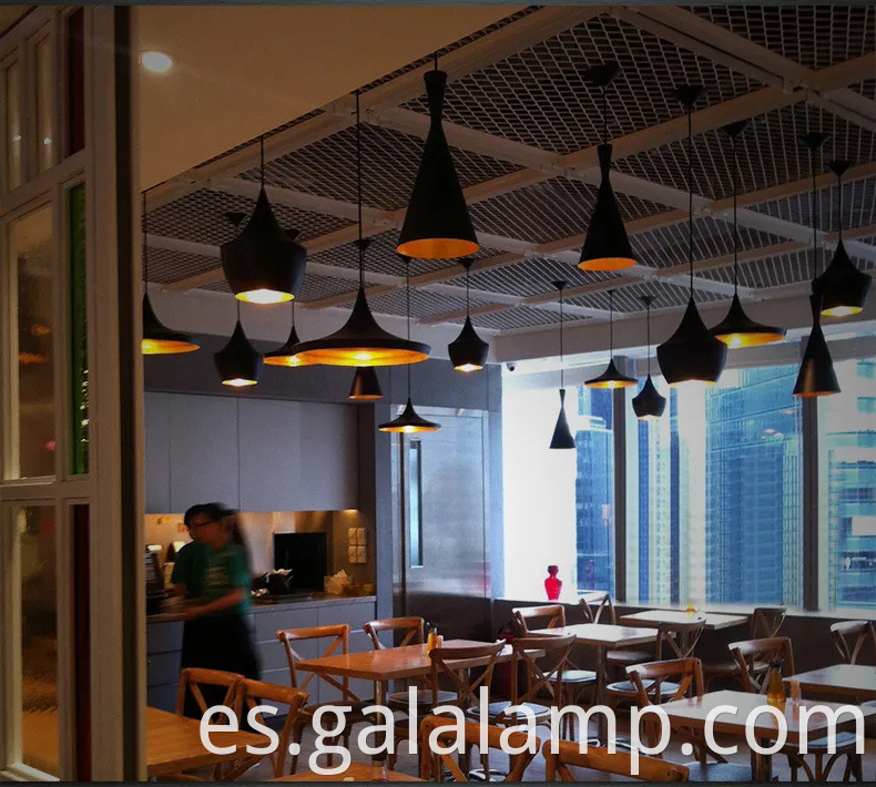 Candelera de colgante negro de estilo industrial para espacios para comedor